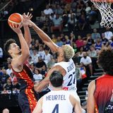 Während in der Vergangenheit Spieler wie Tony Parker für Frankreichs Offensive standen, ist das Spiel des deutschen Auftaktgegners nun um den defensiven Anker Gobert aufgebaut. Drei Mal wurde der 30 Jahre alte Center in der NBA zum besten Verteidigungsspieler der Liga gekürt. Wer Frankreich schlagen will, muss erst an Gobert vorbei.