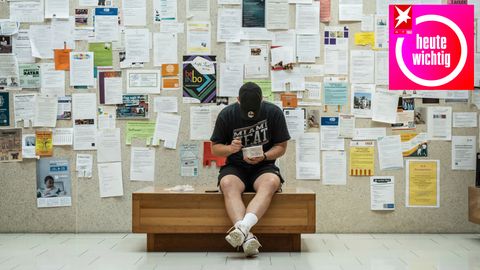 Ein Studierender sitzt vor einer Wand mit vielerlei Anzeigen