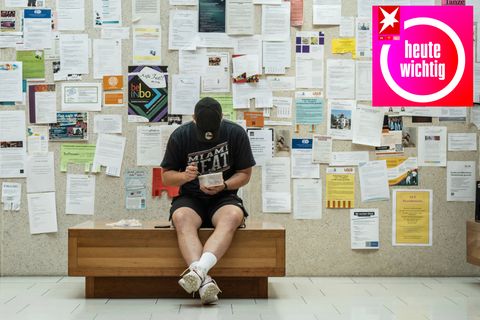 Ein Studierender sitzt vor einer Wand mit vielerlei Anzeigen