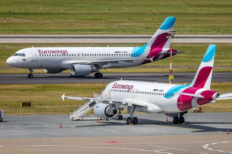 Zwei Airbus-Jets der Lufthansa-Tochter Eurowings am Flughafen Düsseldorf