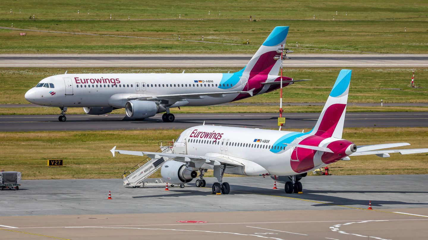 Zwei Airbus-Jets der Lufthansa-Tochter Eurowings am Flughafen Düsseldorf