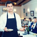 Trinkgeld ist leider immer nicht selbstverständlich. Wie unter knapp 1000 befragten Konsument:innen klar wird, stimmen nur 54 Prozent mit der Aussage zu, dass es zum guten Ton gehört, Trinkgeld zu geben. Das bedeutet im Umkehrschluss, dass jeder zweite glaubt, dass Trinkgeldgeben eine reine Geste sei. Sie unterschätzten damit die Bedeutung von Trinkgeld für die Beschäftigen. 