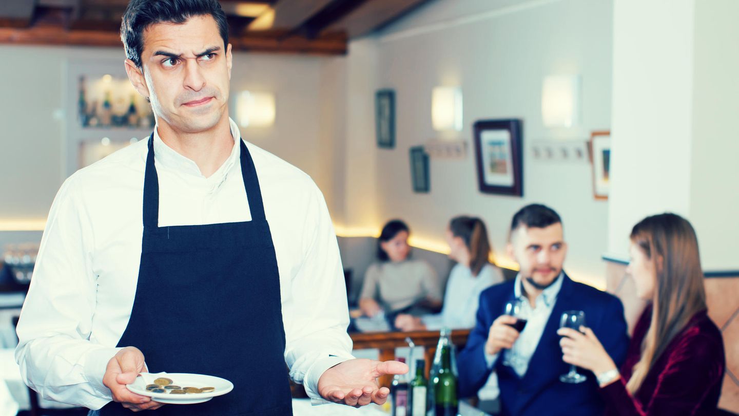 Im Restaurant: Trinkgeld ist leider immer nicht selbstverständlich. Wie unter knapp 1000 befragten Konsument:innen klar wird, stimmen nur 54 Prozent der Aussage zu, dass es zum guten Ton gehört, Trinkgeld zu geben. Das bedeutet im Umkehrschluss, dass jeder zweite glaubt, dass Trinkgeldgeben eine reine Geste sei. Sie unterschätzten damit die Bedeutung von Trinkgeld für die Beschäftigen. Trinkgeld ist leider immer nicht selbstverständlich. Wie unter knapp 1000 befragten Konsument:innen klar wird, stimmen nur 54 Prozent mit der Aussage zu, dass es zum guten Ton gehört, Trinkgeld zu geben. Das bedeutet im Umkehrschluss, dass jeder zweite glaubt, dass Trinkgeldgeben eine reine Geste sei. Sie unterschätzten damit die Bedeutung von Trinkgeld für die Beschäftigen.