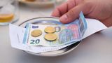 Und wie viel geben die Deutschen im Durchschnitt? Ein Viertel der Befragten gibt die Höhe des Trinkgelds mit nur ein bis fünf Prozent an. Das ist deutlich weniger als die üblich angenommenen zehn Prozent. Immerhin geben die, die über 30 Jahre alt sind, meist zwischen sechs bis zehn Prozent. Interessant ist auch: Je höher die Rechnung ausfällt, desto niedriger ist das Trinkgeld. 