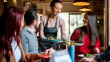 In Restaurants scheint das Bewusstsein angekommen sein, dass man für guten Service Trinkgeld gibt: 92 Prozent der Befragten geben an, im Restaurant der Kellnerin oder dem Kellner einen Obolus zu zahlen.