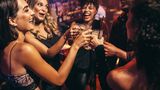 Club, Bar, Kneipen und Restaurants: Wie viel Trinkgeld geben die Deutschen im Schnitt?  In Clubs ist Trinkgeld keine Selbstverständlichkeit. Nur 29 Prozent der Befragten geben an, dort zu tippen.