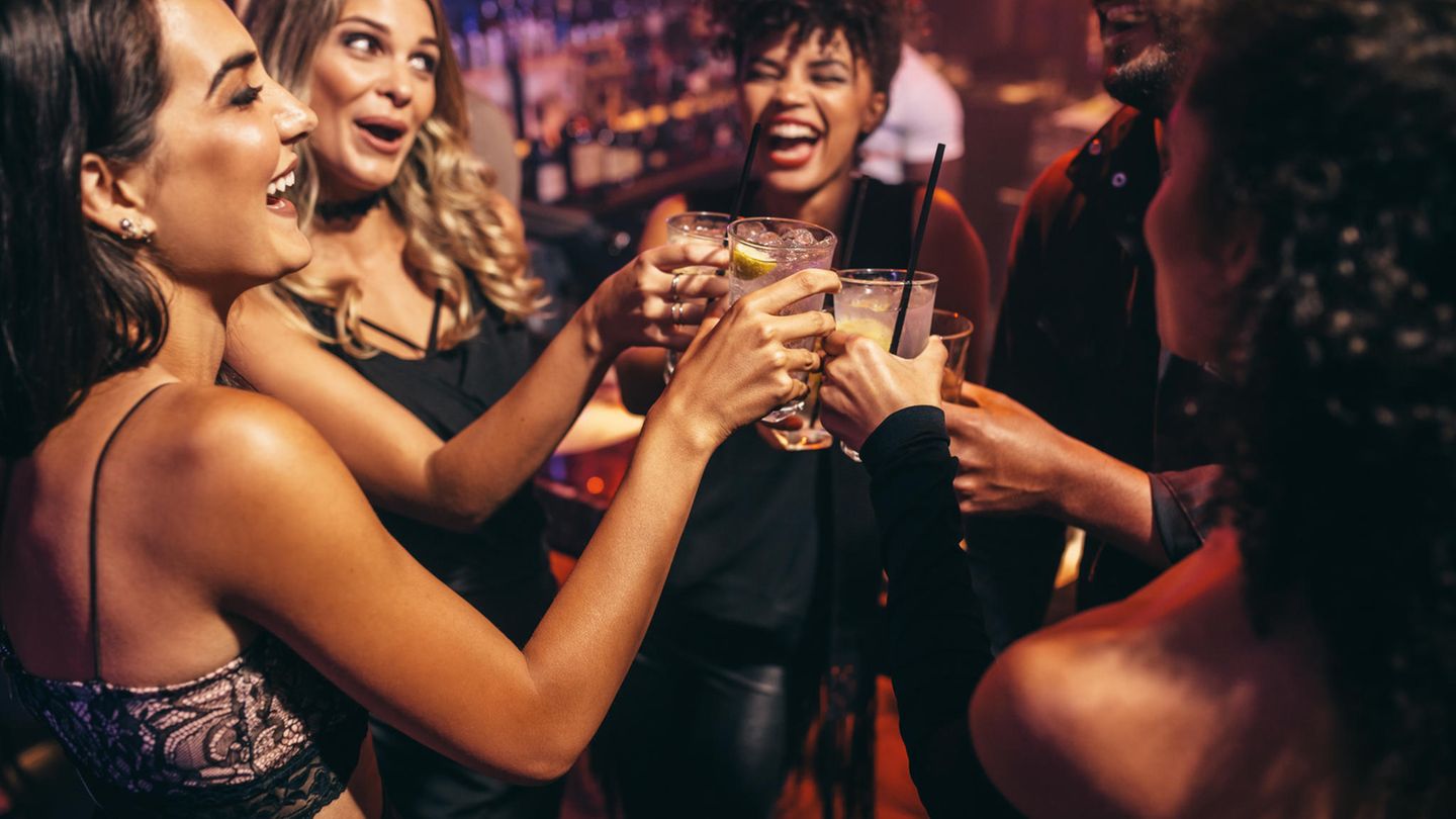 Club, Bar, Kneipen und Restaurants: Wie viel Trinkgeld geben die Deutschen im Schnitt?  In Clubs ist Trinkgeld keine Selbstverständlichkeit. Nur 29 Prozent der Befragten geben an, dort zu tippen.