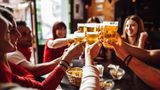 In Kneipen und Bars sieht es schon etwas besser aus: Bei Bier und Snacks geben die Befragten zu 54 Prozent Trinkgeld. 