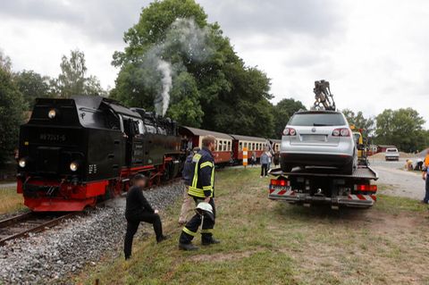 Die Harzer Schmalspurbahn und das beschädigte Auto nach dem Unfall