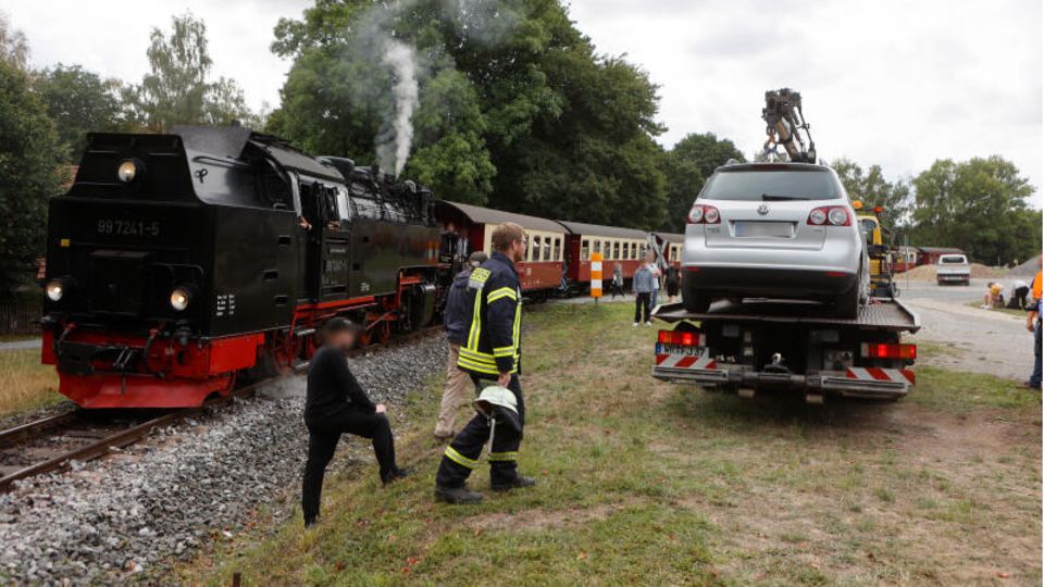 Die Harzer Schmalspurbahn und das beschädigte Auto nach dem Unfall