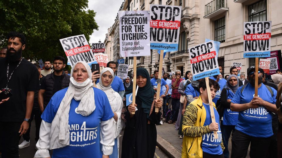 China Uiguren Menschenrechte Protestmarsch einer muslimischen Gemeinde vor der chinesischen Botschaft in London