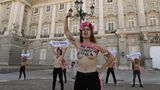 Madrid, Spanien. Mitglieder der feministischen Gruppierung "Femen" protestieren gegen "eine Welle sexueller Übergriffe" vor dem Palast der Königsfamilie. Nackte Brüste scheinen gerade en vogue zu sein. Zuletzt hatten sich zwei Aktivistinnen neben Kanzler Olaf Scholz positioniert, um für ein Gasembargo gegen Russland zu demonstrieren. Auch sie posierten obenrum nackt.