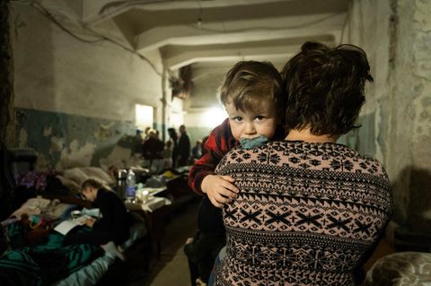 Ukraine, März 2022: Ein Kind im Schutzbunker in Mariupol