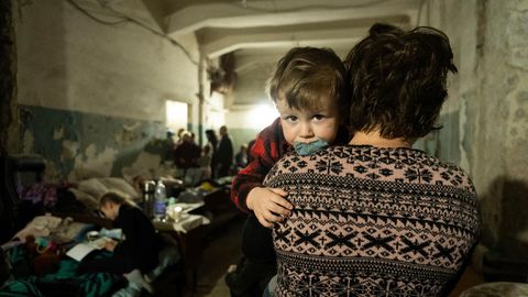 Ukraine, März 2022: Ein Kind im Schutzbunker in Mariupol