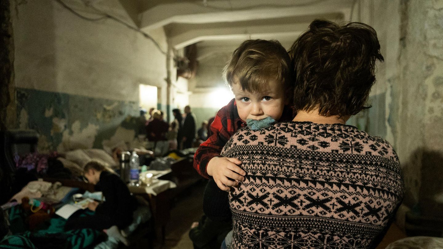 Menschenrechtsverletzungen: Ukraine, März 2022: Ein Kind im Schutzbunker in Mariupol Ukraine, März 2022: Ein Kind im Schutzbunker in Mariupol