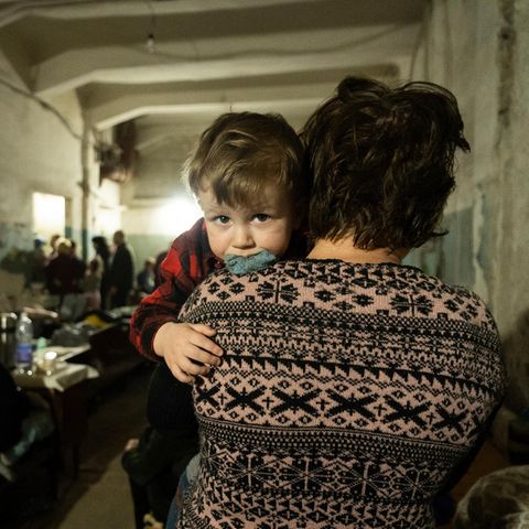 Ukraine, März 2022: Ein Kind im Schutzbunker in Mariupol
