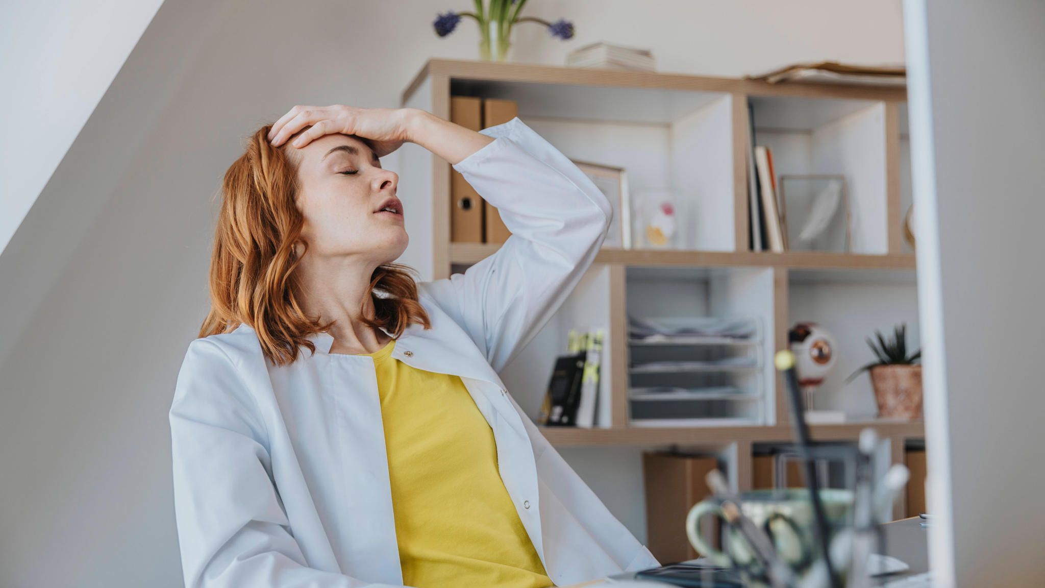 Chronische müdigkeit und nervöse anspannung bei der arbeit. stress