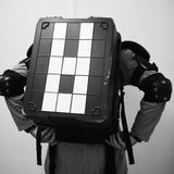 Schwarze Kunststoffkiste mit weißen Aufklebern