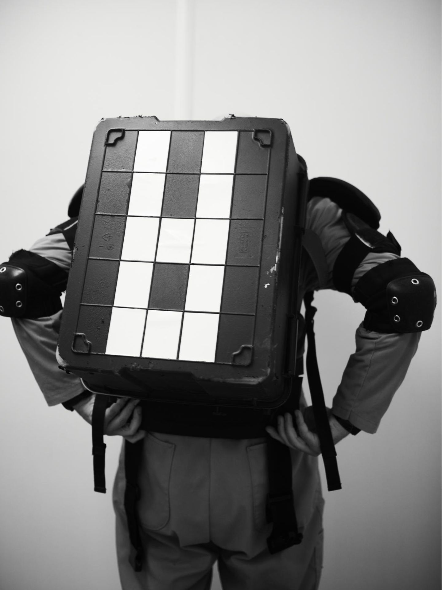 Schwarze Kunststoffkiste mit weißen Aufklebern