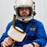 Mann mit Helm und Gerät in der Hand