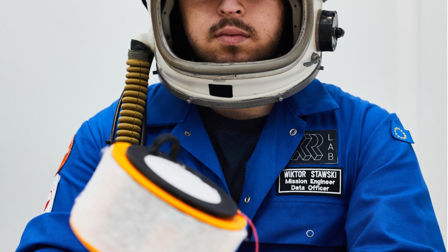 Mann mit Helm und Gerät in der Hand