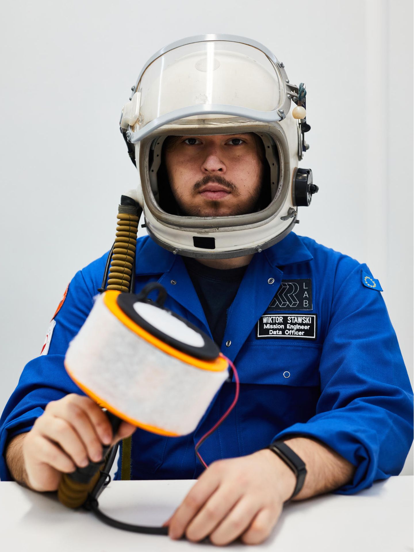 Mann mit Helm und Gerät in der Hand