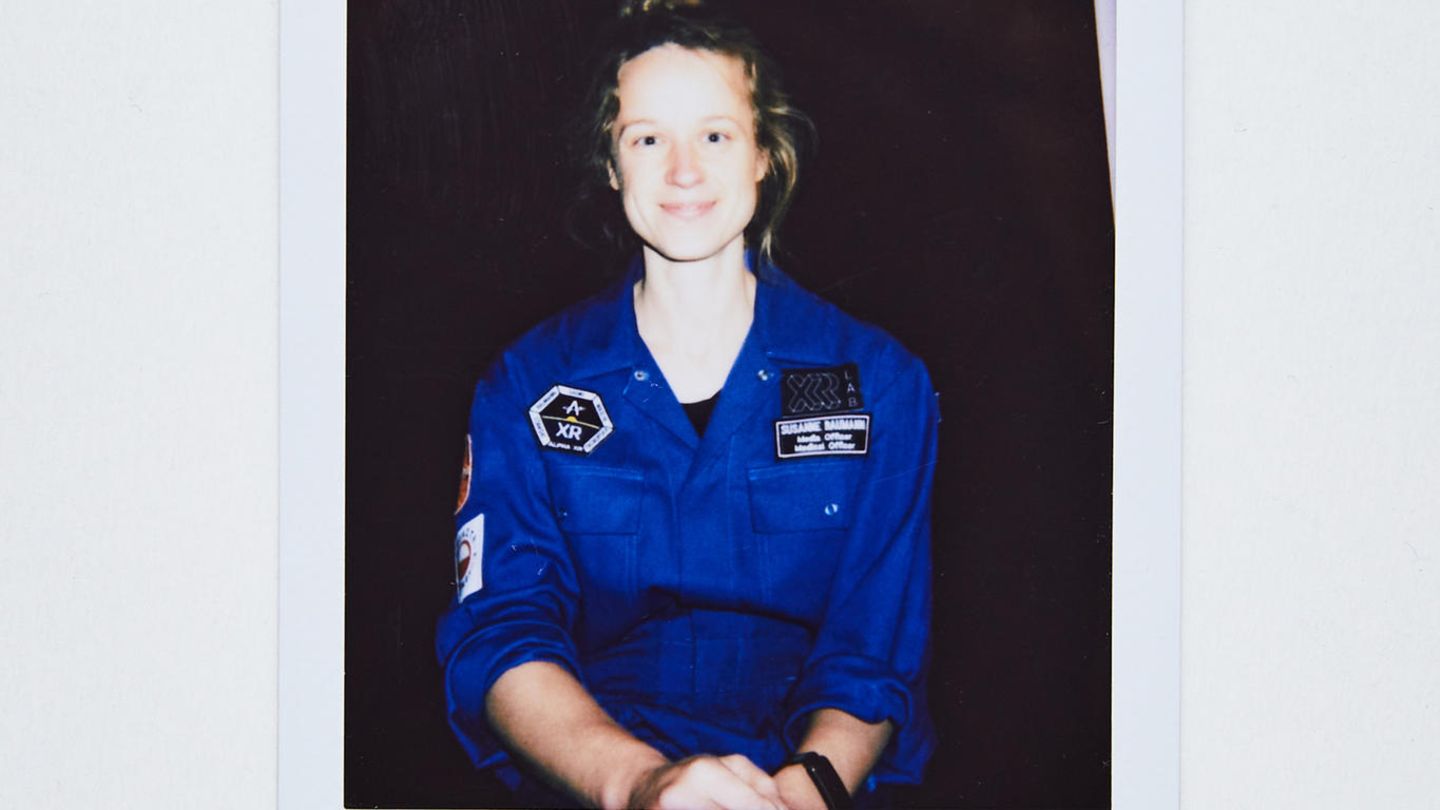 Leben in Isolation: Im Mai dieses Jahres reiste ich auf den Mond. Ich wurde Medical und Media Officer der Alpha XR Crew. Zwei Wochen verbrachte ich auf engstem Raum ohne Privatsphäre, ohne Kontakt zur Außenwelt und ohne Tageslicht mit vier mir zunächst fremden Personen. Alles zum Zwecke der Forschung Im Mai dieses Jahres reiste ich auf den Mond. Ich wurde Medical und Media Officer der Alpha XR Crew. Zwei Wochen verbrachte ich auf engstem Raum ohne Privatsphäre, ohne Kontakt zur Außenwelt und ohne Tageslicht mit vier mir zunächst fremden Personen. Alles zum Zwecke der Forschung
