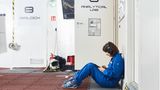 Kinga sitzt im Atrium und hört Musik. Der stramme Tagesplan und die engen Räumlichkeiten lassen nur wenig Zeit und Raum für Privatsphäre. Man war nie und nirgends allein, außer auf der Toilette