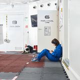 Kinga sitzt im Atrium und hört Musik. Der stramme Tagesplan und die engen Räumlichkeiten lassen nur wenig Zeit und Raum für Privatsphäre. Man war nie und nirgends allein, außer auf der Toilette