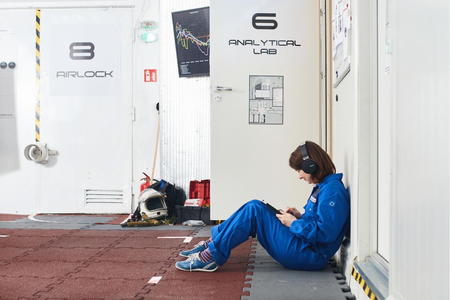 Kinga sitzt im Atrium und hört Musik. Der stramme Tagesplan und die engen Räumlichkeiten lassen nur wenig Zeit und Raum für Privatsphäre. Man war nie und nirgends allein, außer auf der Toilette