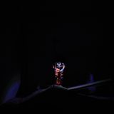 Mann in einem dunklen Raum