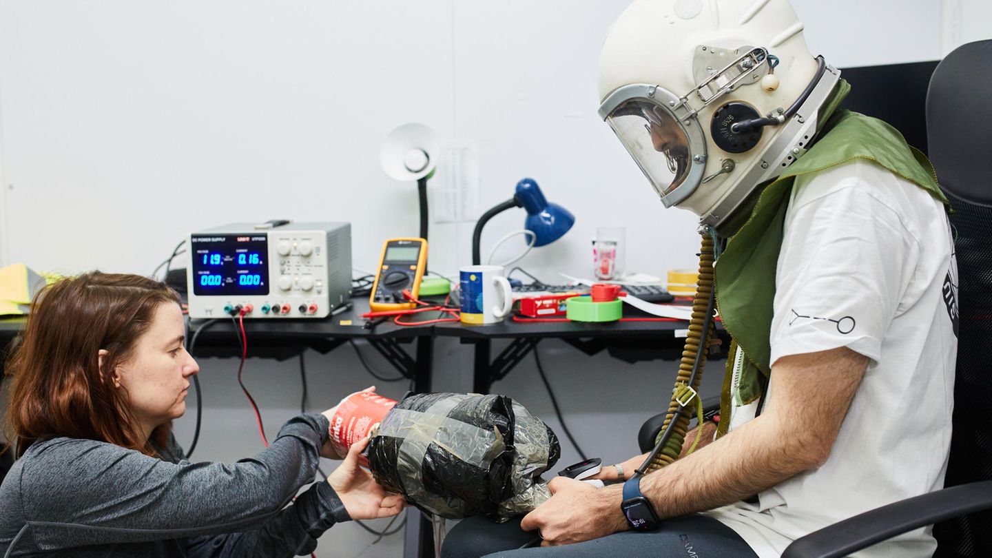 Executive Commander (Erste Offizierin) Kinga Skorupska und Commander Wafa Sadri basteln an einem Prototypen zur Belüftung des Helms. Für alle Arbeiten an Bord mussten wir das vorhandene Material nutzen. Am Anfang unserer Mission durften wir einmal ein Supply-Ship (Versorgungsschiff) bestellen, das uns dann einige Wünsche erfüllte
