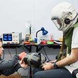 Executive Commander (Erste Offizierin) Kinga Skorupska und Commander Wafa Sadri basteln an einem Prototypen zur Belüftung des Helms. Für alle Arbeiten an Bord mussten wir das vorhandene Material nutzen. Am Anfang unserer Mission durften wir einmal ein Supply-Ship (Versorgungsschiff) bestellen, das uns dann einige Wünsche erfüllte