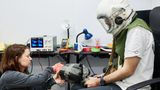 Executive Commander (Erste Offizierin) Kinga Skorupska und Commander Wafa Sadri basteln an einem Prototypen zur Belüftung des Helms. Für alle Arbeiten an Bord mussten wir das vorhandene Material nutzen. Am Anfang unserer Mission durften wir einmal ein Supply-Ship (Versorgungsschiff) bestellen, das uns dann einige Wünsche erfüllte