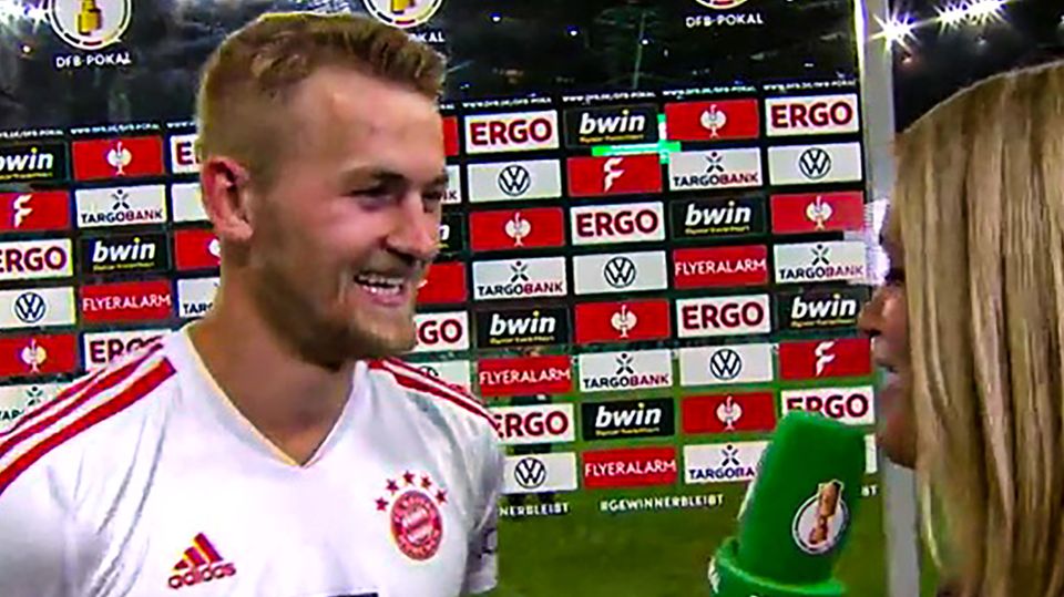 Lustiges Interview: Bayern-Star de Matthijs de Ligt verwechselt Sprachen im Live-TV Lustiges Interview: Bayern-Star de Matthijs de Ligt verwechselt Sprachen im Live-TV
