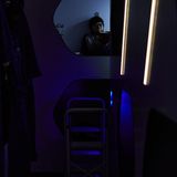 Dunkler Raum mit einem lesenden Mann im Bett