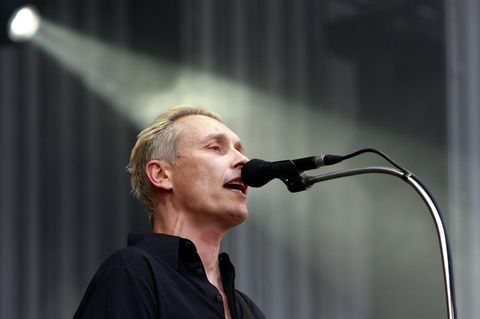 Seine Stimme ist am Freitag nicht zu hören: "Die Ärzte"-Sänger Farin Urlaub bei einem Konzert. Wegen eines Unwetters muss der Auftritt in Berlin abgesagt werden
