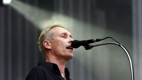 Seine Stimme ist am Freitag nicht zu hören: "Die Ärzte"-Sänger Farin Urlaub bei einem Konzert. Wegen eines Unwetters muss der Auftritt in Berlin abgesagt werden