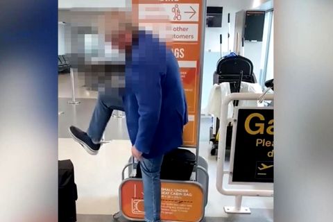 Virales Video zu Koffer-Kampf: Mann kämpft mit Handgepäckstück am Flughafen
