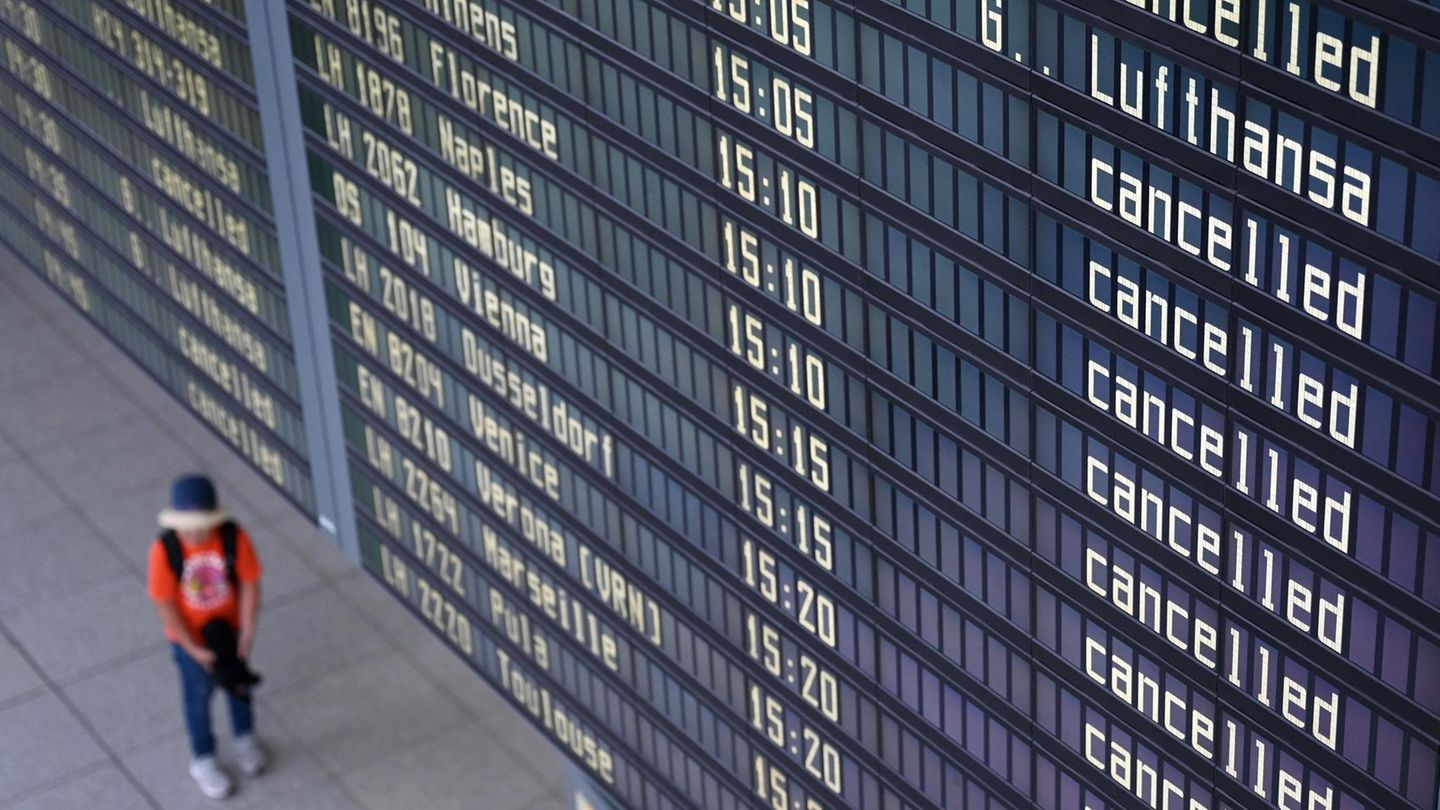 Anzeigetafel am Flughafen München beim Streik des Bodenpersonals im Juli 2022