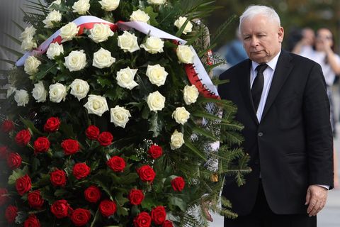 Jaroslaw Kaczynski nimmt an einer Kranzniederlegung teil