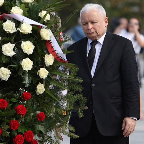 Jaroslaw Kaczynski nimmt an einer Kranzniederlegung teil
