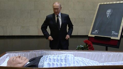 Wladimir Putin erweist dem ehemaligen sowjetischen Präsidenten Michail Gorbatschow im Zentralklinikum in Moskau die letzte Ehre