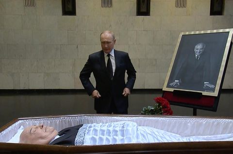 Wladimir Putin erweist dem ehemaligen sowjetischen Präsidenten Michail Gorbatschow im Zentralklinikum in Moskau die letzte Ehre