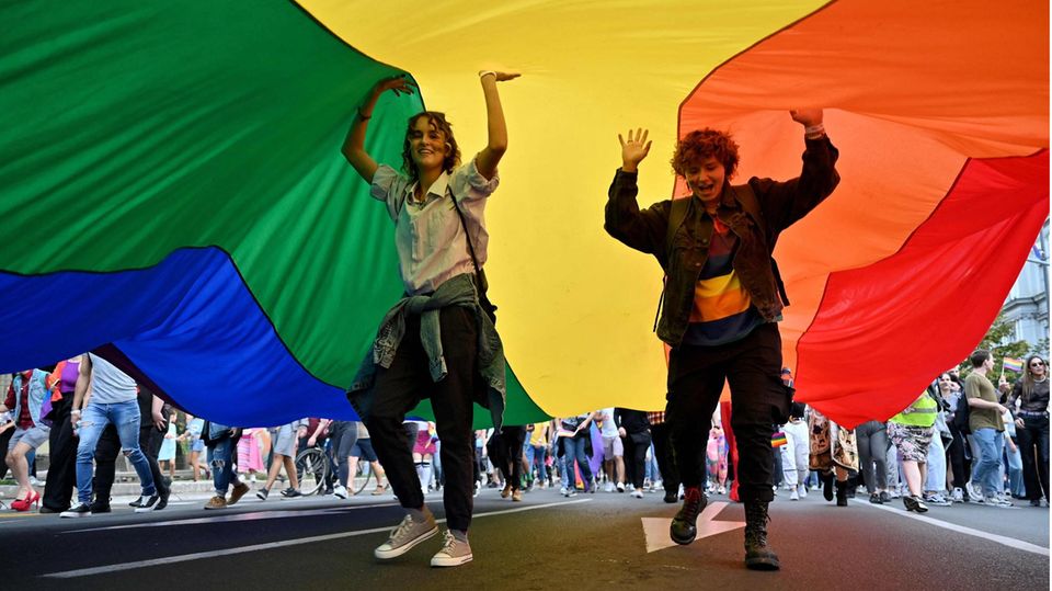 Teilnehmende bei der Belgrad Pride im Jahr 2021.