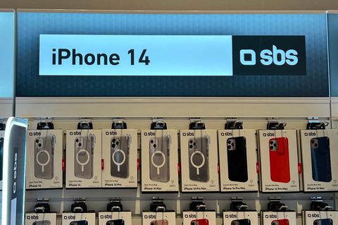 Ein Stand auf der IFA zeigt Hüllen für das iPhone 14