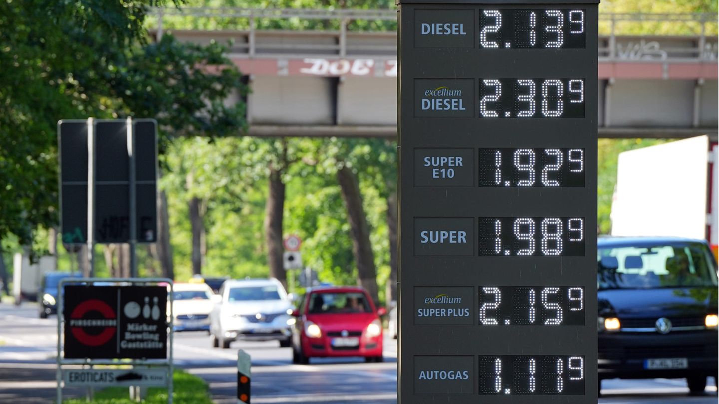 Die Anzeige vor der Einfahrt zu einer Tankstelle zeigt die Preise für Benzin und Diesel sowie Gas an
