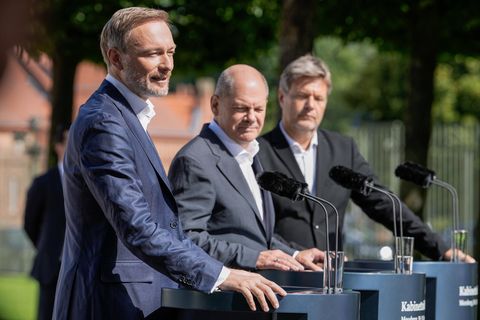 Christian Lindner neben Olaf Scholz und Robert Habeck bei der Abschlusspressekonferenz