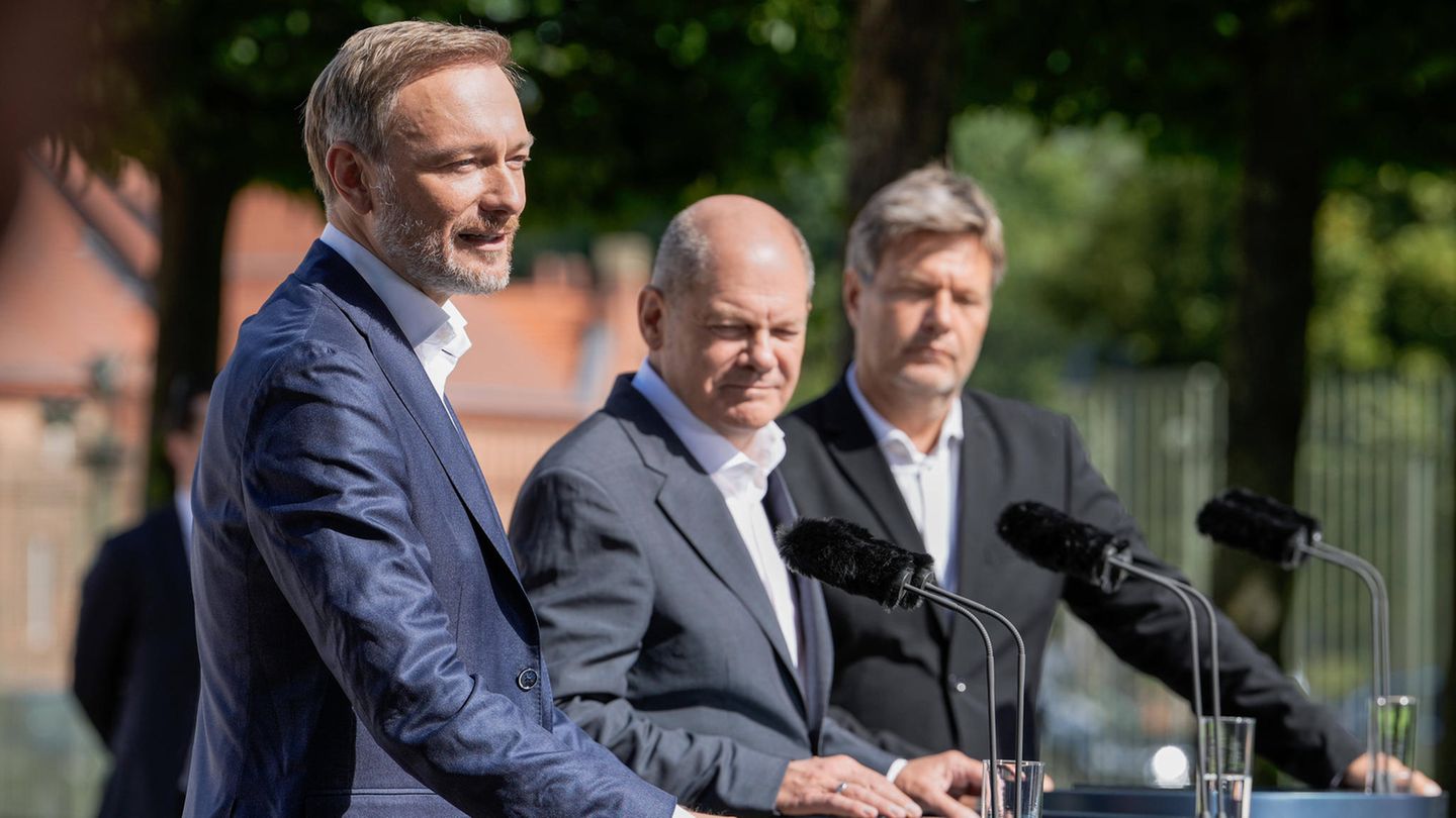 Christian Lindner neben Olaf Scholz und Robert Habeck bei der Abschlusspressekonferenz Christian Lindner neben Olaf Scholz und Robert Habeck bei der Abschlusspressekonferenz
