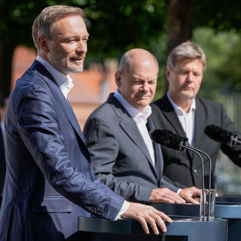 Christian Lindner neben Olaf Scholz und Robert Habeck bei der Abschlusspressekonferenz